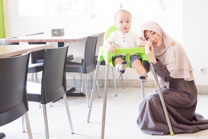 Yusuf yang sudah berusia satu tahun terlihat makin bulat. Wajahnya campuran dari Alvin dan Larissa banget ya. Larissa sendiri terlihat makin cantik dengan balutan hijab syari berwarna kalem. (Instagram.com/larissachou)