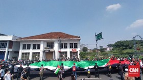 Bendera Raksasa Palestina Dibentangkan di Bandung