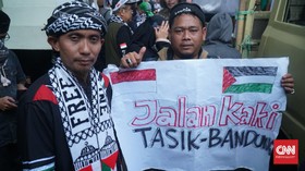Warga Jalan Kaki Tasikmalaya-Bandung demi Aksi Palestina