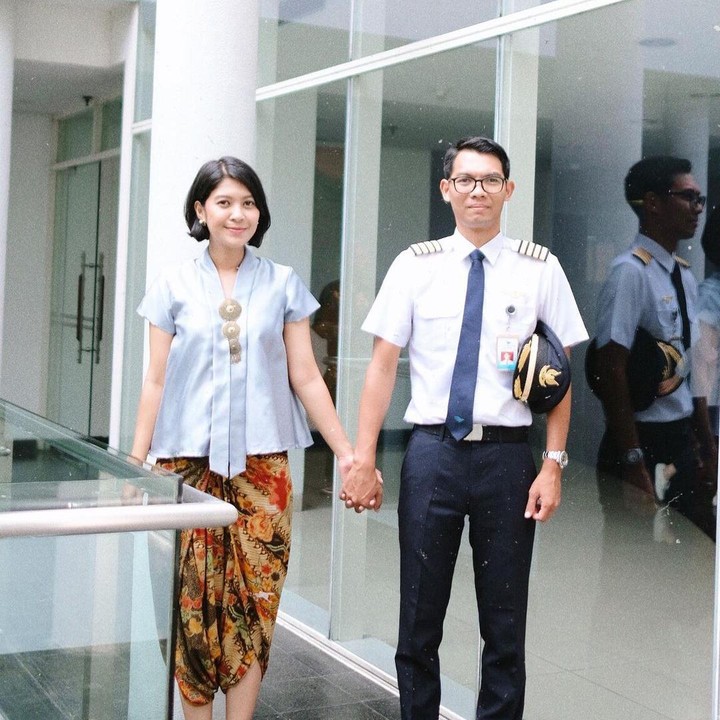 <p>Dayu memendampingi sang suami yang menjadi pilot Garuda Indonesia. Meskipun berpenampilan rapi, tapi kata Dayu mereka juga kerap bertingkah absurd lho sebagai pasangan. He-he-he (Foto: Instagram @dayuhatmanti)</p>