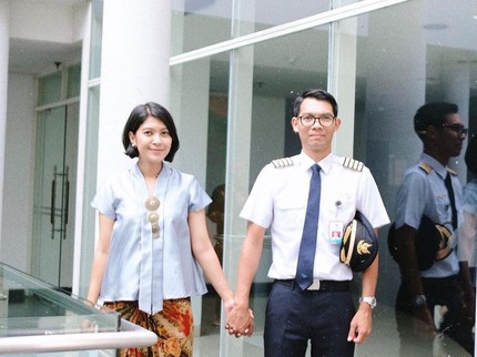 Lama Menghilang, Intip 7 Potret Mesra Presenter Dayu Hatmanti & Suami Pilot