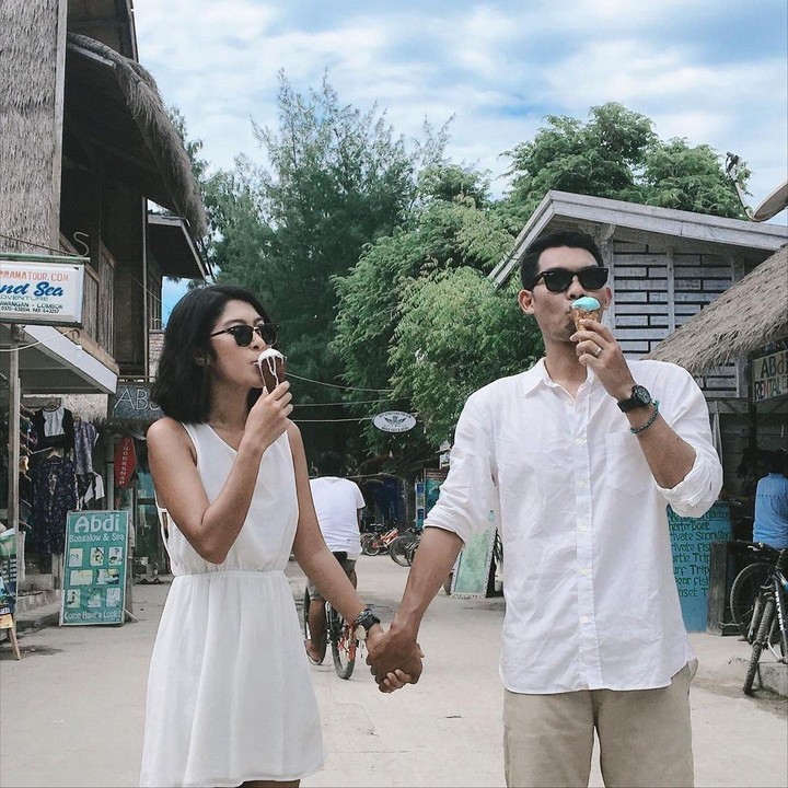 <p>Kompak dan mesra ya, Bunda. Siapa yang ikutan baper melihat keduanya? (Foto: Instagram @dayuhatmanti)</p>