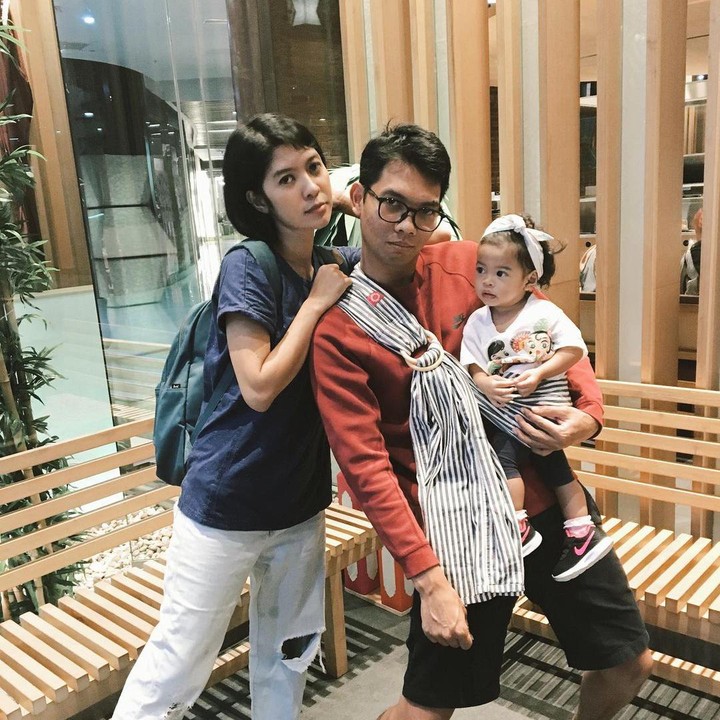 <p>Iko nampak luwes menggendong Kinara. Foto ini diambil saat ulang tahun pernikahan mereka yang pertama. Sudah empat tahun berlalu, rasanya tak banyak perubahan pada mereka ya, Bun. (Foto: Instagram @dayuhatmanti)</p>