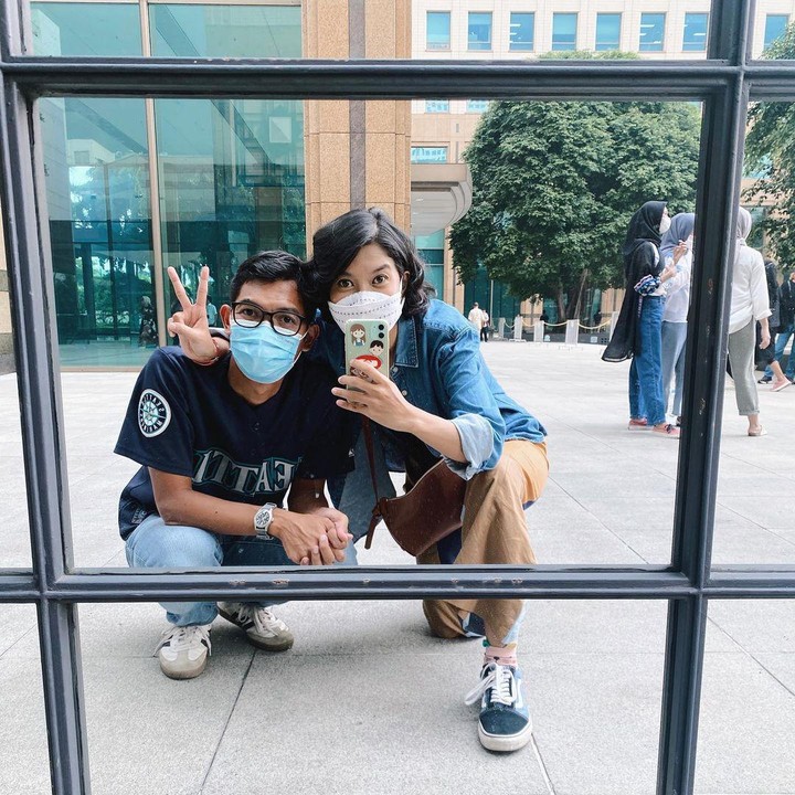 <p>Setelah empat tahun menikah, keromantisan Dayu dan Iko tak memudar ya, Bunda. (Foto: Instagram @dayuhatmanti)</p>