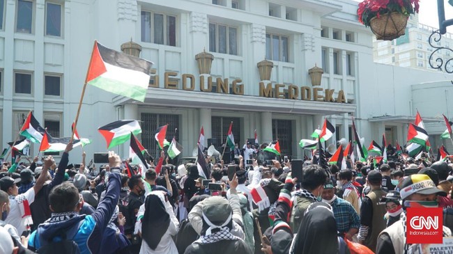 Rekayasa lalu lintas dilakukan polisi selama aksi soladaritas Palestina di depan Gedung Merdeka. Jalan Asia-Afrika ditutup untuk sementara selama aksi.