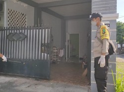 Polisi & Satgas Disinfeksi Rumah Warga Positif COVID-19 di Lobar