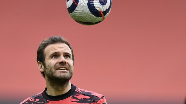 Juan Mata resmi bertahan di Manchester United setelah menandatangani perpanjangan kontrak berdurasi satu tahun pada Jumat (2/7).