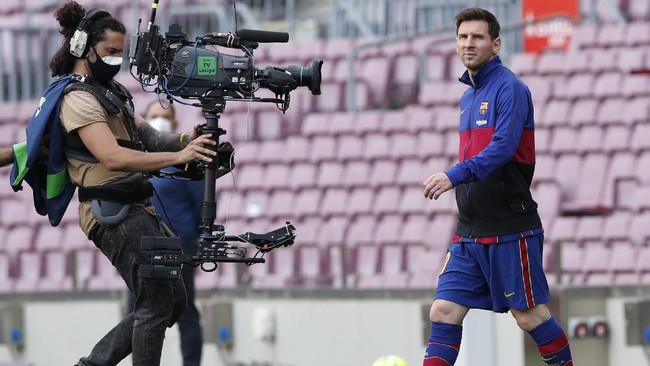 Lionel Messi terancam tidak bisa bermain di Barcelona pada musim depan jika Blaugrana tidak melakukan pemotongan gaji.
