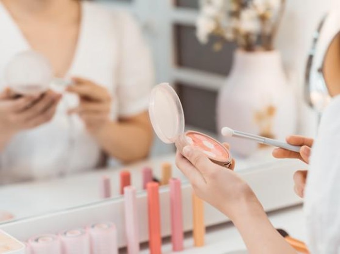 Terlalu banyak memakai bedak pada wajah nyatanya malah memuat make up semakin cepat luntur.