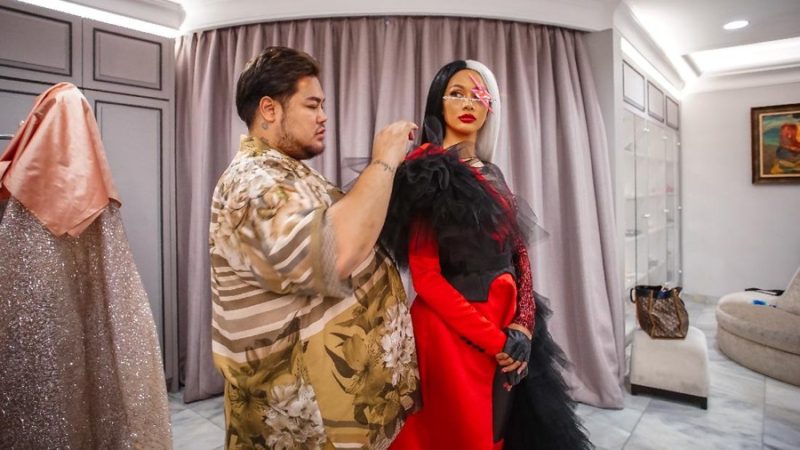 Ivan Gunawan Rancang Gaun Cruella