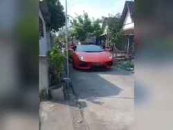 Viral Lamborghini Melintasi Jalanan Kampung di Lamongan
