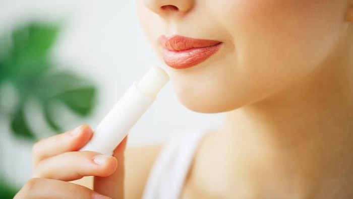 Hati-hati, 5 Kandungan Lip Balm Ini Bisa Sebabkan Bibir Kering
