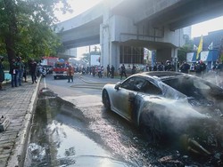 Detik-detik Mobil Porsche Putih Terbakar di Kelapa Gading