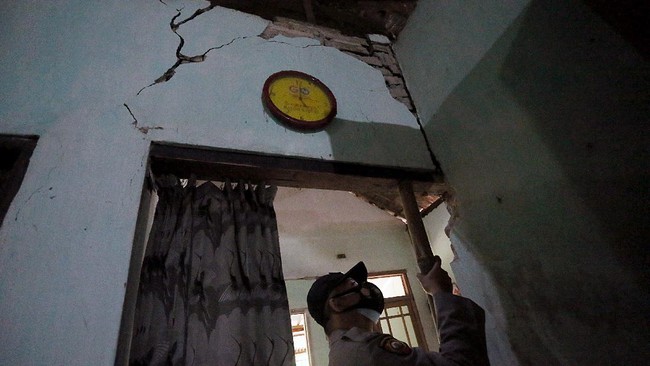 Membuat dan memperbaiki bangunan agar lebih tahan gempa jadi salah satu kunci selamat saat gempa.
