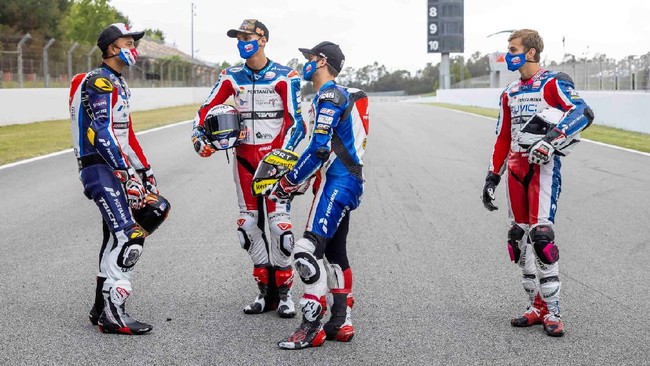 Pembalap Indonesia Dimas Ekky Pratama menjalani momen langka berlatih bersama pembalap utama tim Pertamina Mandalika.