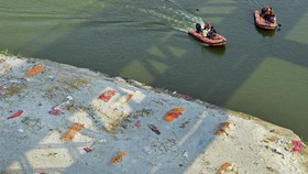 FOTO: Sungai Gangga di India Mendadak Jadi Kuburan Massal