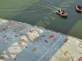 FOTO: Sungai Gangga di India Mendadak Jadi Kuburan Massal