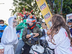 Saat Pengendara di Gresik Diminta Pakai Masker Oleh Pocong