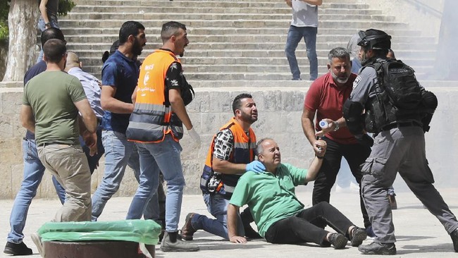 Polisi Israel menangkap 10 warga Palestina selama bentrokan di kompleks masjid Al-Aqsa Yerusalem, pada Jumat (18/6).