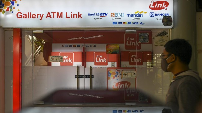 Himpunan Bank Milik Negara (Himbara) mengecualikan sejumlah nasabah dari biaya cek saldo dan tarik tunai pada jaringan ATM Link. Berikut daftarnya.