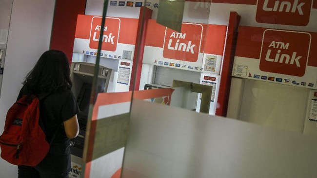 Wacana pengenaan tarif cek saldo dan tarik tunai di ATM Link yang awalnya berlaku per 1 Juni 2021 ditunda untuk memperpanjanjang masa sosialisasi.