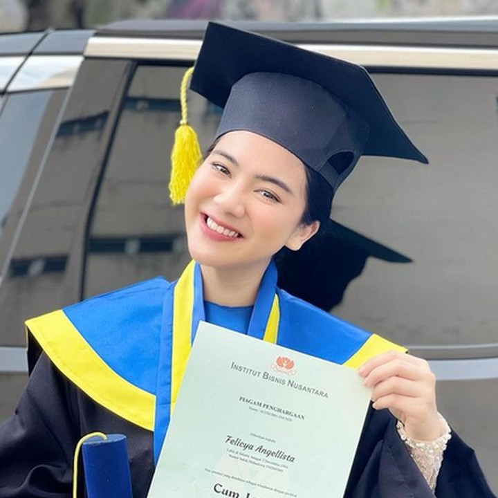 <p>Bunda seleb dua anak, Felicya Angelista, juga berhasil menyelesaikan S1 Ekonomi di Institut Bisnis Nusantara. Felicya lulus dan memperoleh predikat Cum Laude. Keren bangat kan? (Foto: Instagram @felicyangelista_)</p>