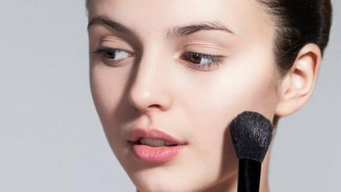 Kesalahan Ketika Mengaplikasikan Blush On yang Perlu Kamu Perhatikan