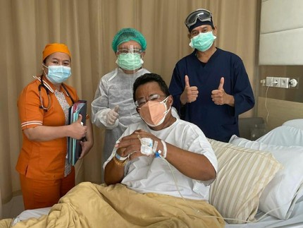 So Sweet! Istri Setia Temani Hotman Paris yang Dirawat di RS karena Sakit DBD