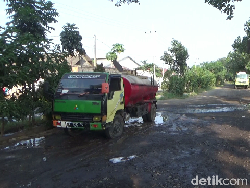 Video Kecelakaan Truk Semen Vs Truk Tangki di Lumajang, Sopir Terjepit