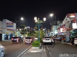 Aksi Bagi-bagi 100 Bungkus Pecel Lele ke Wisatawan Malioboro