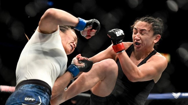 Carla Esparza menang TKO atas Yan Xiaonan di ronde kedua pertarungan kelas strawweight putri di UFC Vegas 27 di UFC Apex, Minggu (23/5).