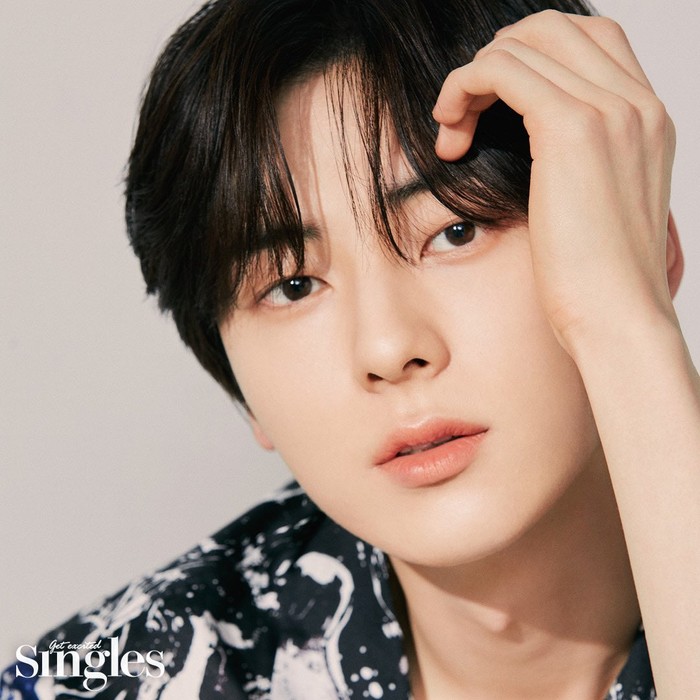 Minhyun sukses menyampaikan pesan kalau produk ini mampu membuat kulit terlihat lebih cerah alami, setelah produk diaplikasikan ke wajahnya / foto: m.thesingle.co.kr