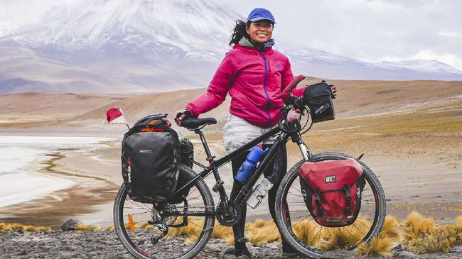 Bersepeda sudah menjadi hobi saya dan suami. Tak disangka, kami punya kesempatan keliling dunia sambil gowes.