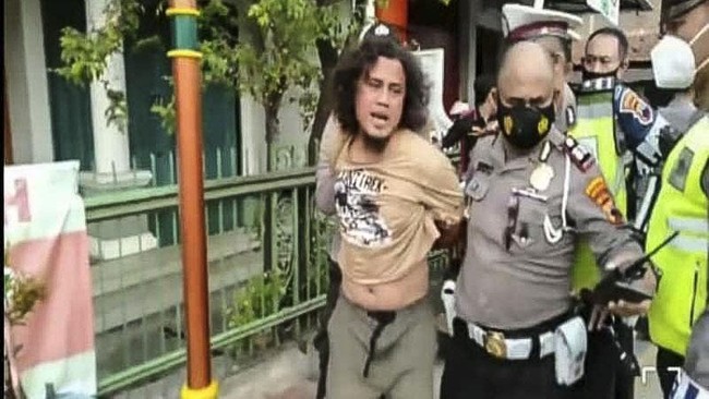 Polres Kota Surakarta mengamankan seorang warga yang tidak memakai masker justru memukul petugas dalam operasi yustisi penegakan protokol kesehatan di Solo.