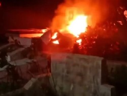Ban Dibakar di Tengah Pusara Saat Warga Protes soal Jenazah Corona