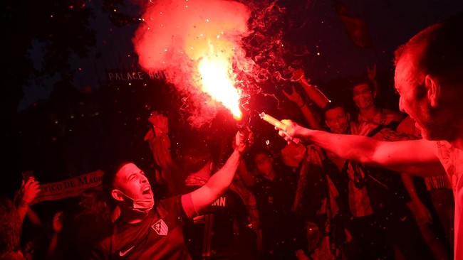 Seorang fan 14 tahun tewas mengenaskan dalam perayaan gelar juara Atletico Madrid setelah juara Liga Spanyol musim ini.