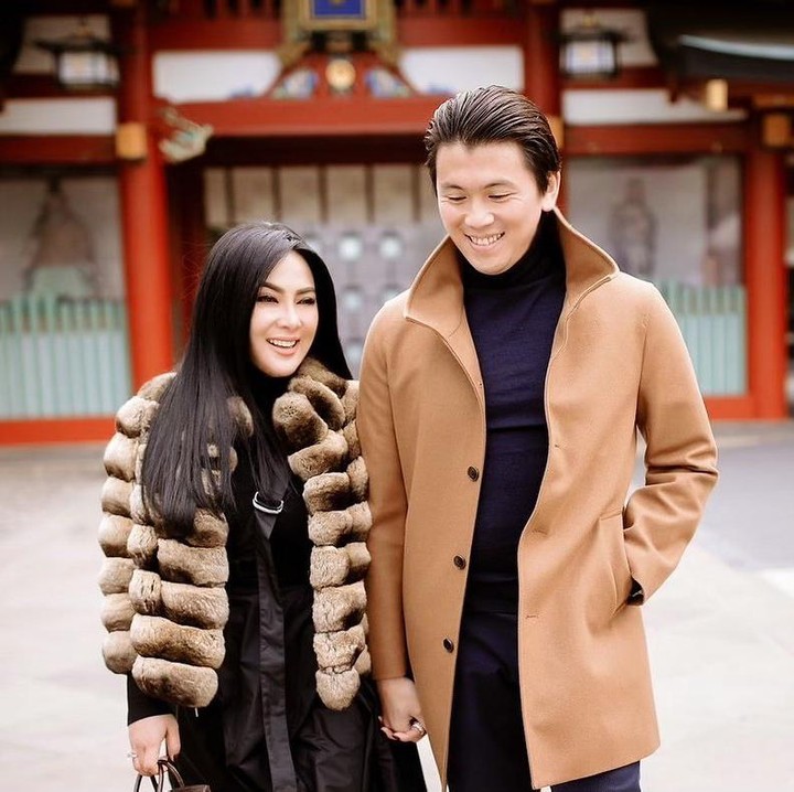 <p>Lama tak terdengar, kehidupan rumah tangga Syahrini dan Reino Barack makin harmonis dan romantis nih, Bunda. (Foto: Instagram @@princessyahrini)</p>