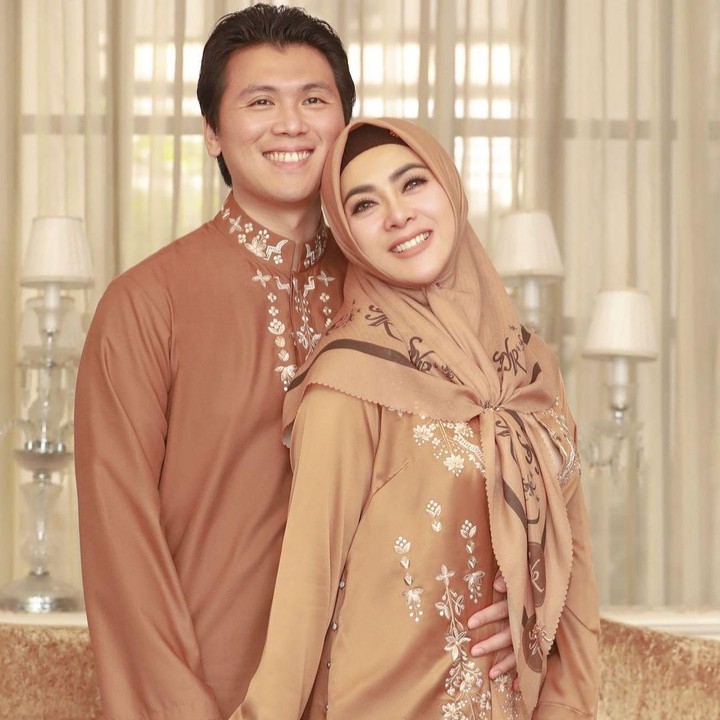 <p>Keduanya kompak tampil senada mengenakan pakaian serba coklat di Hari Raya Lebaran. Tetap berpose mesra ya... (Foto: Instagram @@princessyahrini)</p>