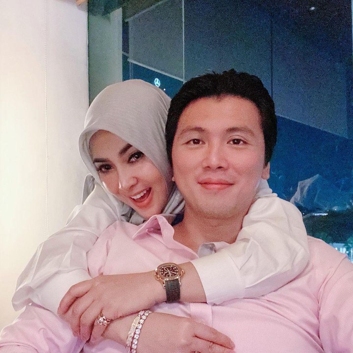 <p>Belum lama ini, Syahrini menunjukkan penampilannya yang mengenakan hijab ditemani sang suami. Pasangan ini makin mesra usai dua tahun menikah. (Foto: Instagram @@princessyahrini)</p>