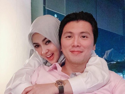 7 Potret Terbaru Syahrini dan Reino Barack, Makin Mesra Usai 2 Tahun Nikah