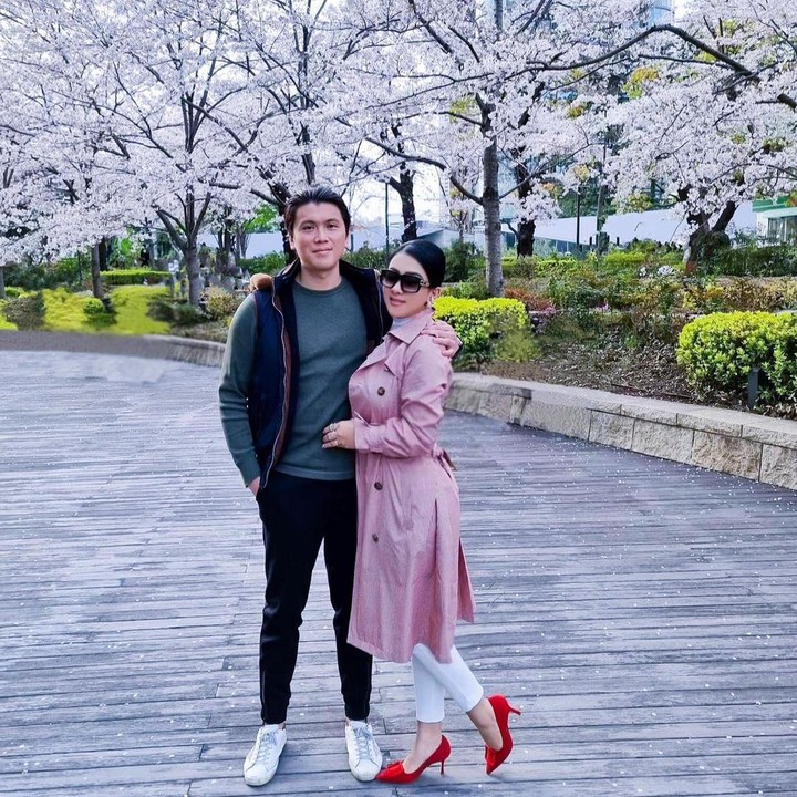 <p>Jepang memang menjadi negara penuh kenangan bagi pasangan yang dijuluki Syahreino ini. Keduanya menggelar akad nikah di Masjid Tokyo Camii, Jepang, dua tahun lalu. (Foto: Instagram @@princessyahrini)</p>