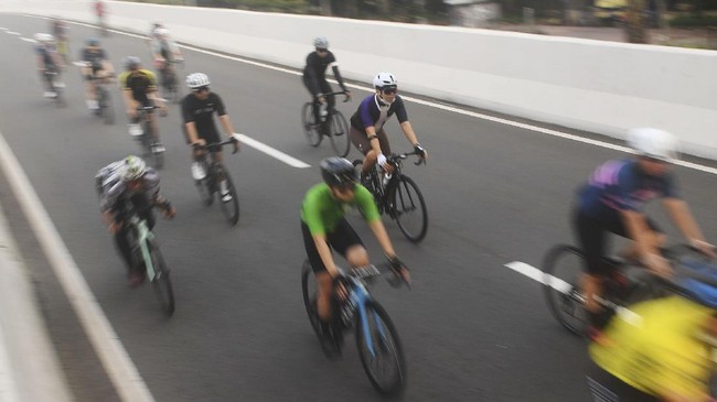 Pemda DKI Jakarta memberi dispensasi kepada pesepeda road bike untuk melintas jalur kendaraan umum antara pukul 5.00 sampai 6.30 WIB. Berikut alasannya.