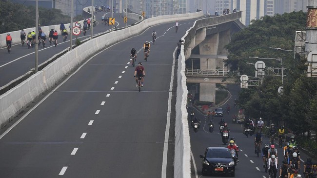 Jalur sepeda khusus road bike di JLNT Kampung Melayu-Tanah Abang akan dibuat permanen setiap Sabtu dan Minggu pukul 05.00-08.00 WIB.