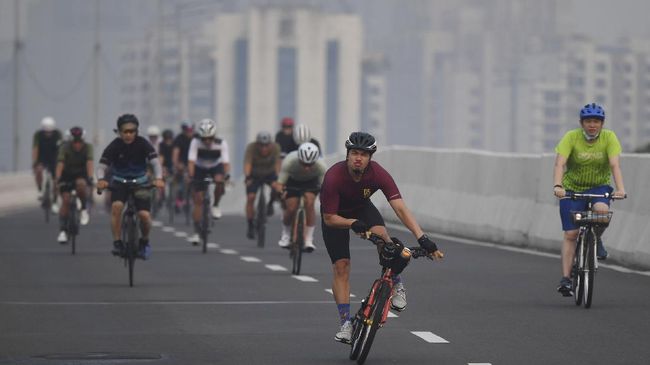 Seorang pesepeda meninggal dunia saat uji coba jalur sepeda JLNT Kampung Melayu, Minggu (23/5). Kenali cara mengetahui tubuh yang terlalu lelah berolahraga.