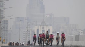 FOTO: Menjajal Jalur Sepeda Jalan Layang Kampung Melayu