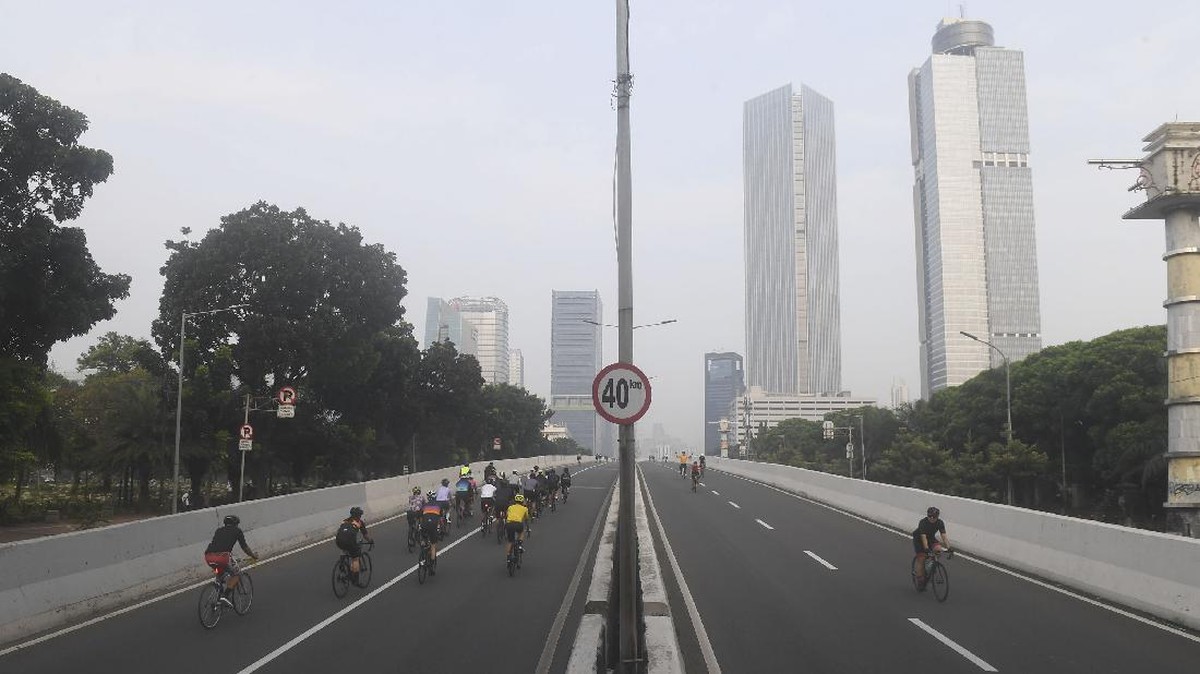 FOTO: Menjajal Jalur Sepeda Jalan Layang Kampung Melayu