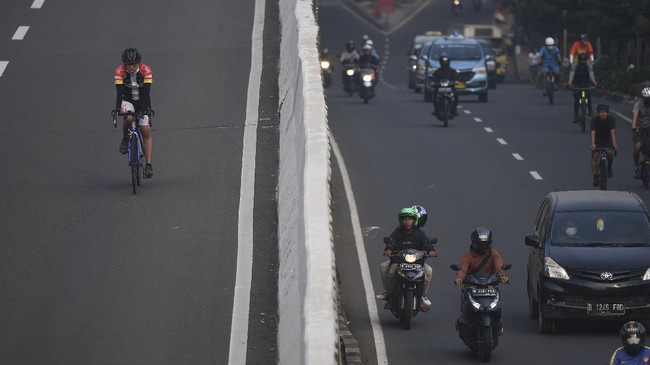 FOTO: Menjajal Jalur Sepeda Jalan Layang Kampung Melayu
