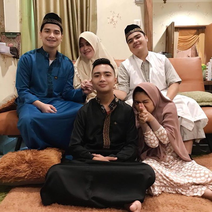 <p>Selain berfoto dengan sang bunda, Alvin juga kerap membagikan kebersamaannyaa bersama ketiga adiknya. Tentunya dengan kehadiran Umi Yuni di antara mereka, Bunda. (Foto: Instagram: @alvin_411)</p>