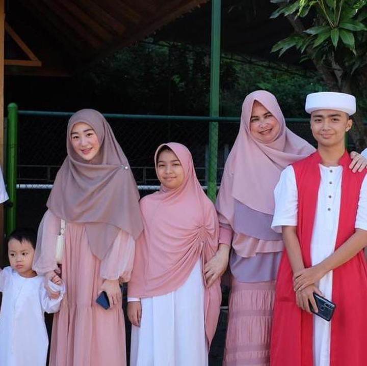 <p>Selain bersama Alvin, Umi Yuni pun kerap mengabadikan momen kebersamaannya dengan keluarga kecilnya, Bunda. Ia juga memposting foto bersama dengan istri Alvin, Larissa Chou, dan sang cucu, Yusuf. Harmonis banget! (Foto: Instagram: @umi_yuni_syahla_aceh)</p>
