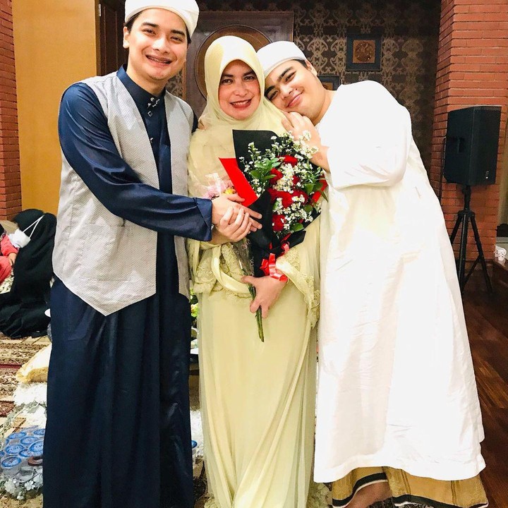 <p>Ketika sang kakak akan bercerai, adik Alvin, Ameer, justru berencana akan menikah, Bunda. Umi Yuni pun turut mendoakan agar Ameer mendapatkan jodoh yang cantik dan salehah. (Foto: Instagram: @umi_yuni_syahla_aceh)</p>